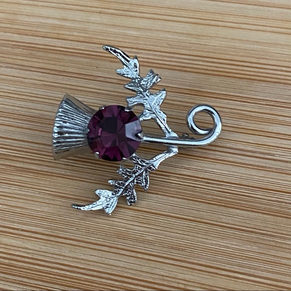 Vintage Silver Brooch Pin with Large Dark Purple Stone and Leaf Detail - Picture 5 of 10